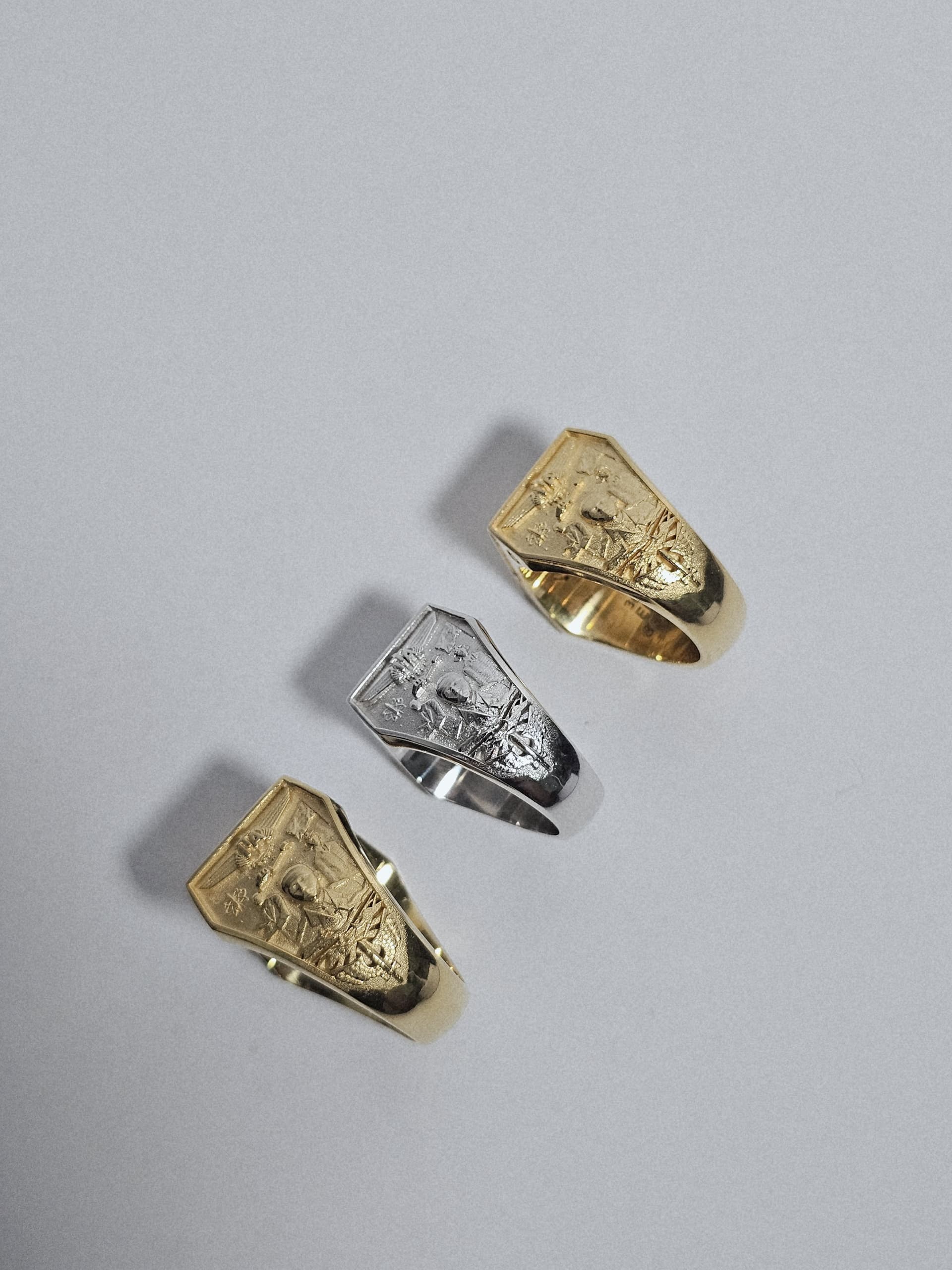 Avrati logo on black packaging