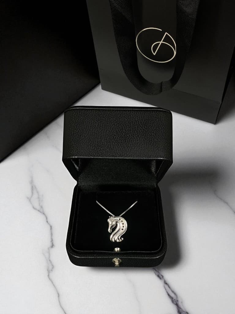 Silver horse pendant in Avrati box